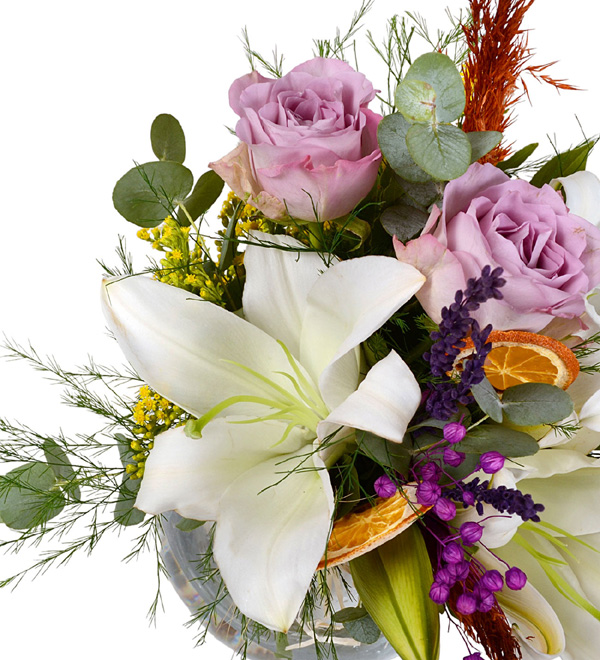 Fragrant Lilyumlar ve Lila Güller