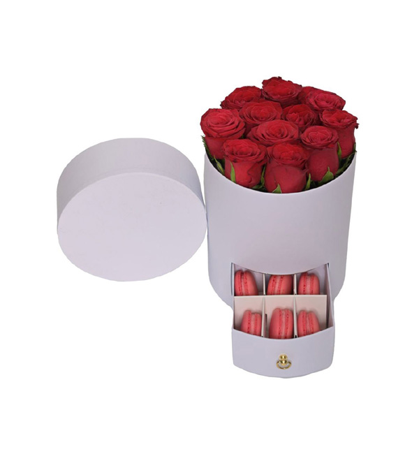 Beyaz Rulo Kutuda K�rm�z� G�l Macaron